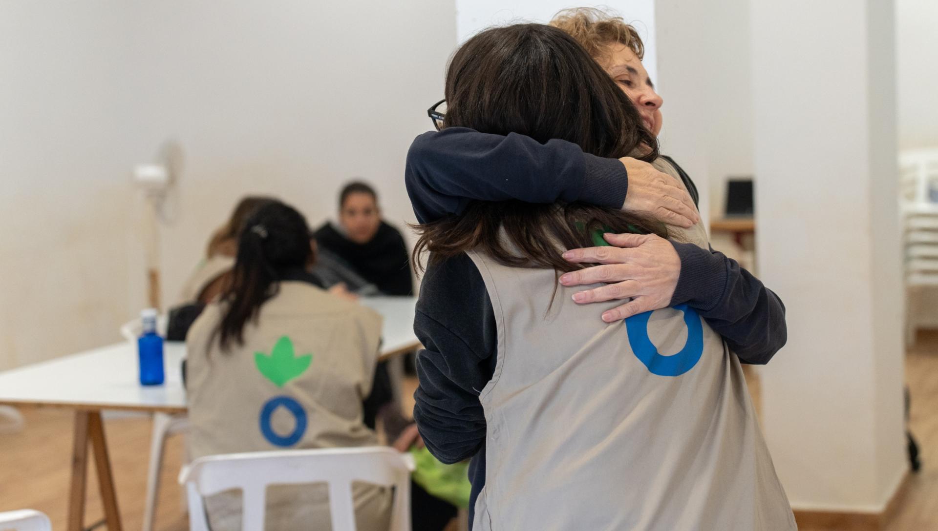 Mujeres abrazandose - Trabajo Acción contra el Hambre oficinas en España - Resumen 2024 - Alex Lomart - Valencia