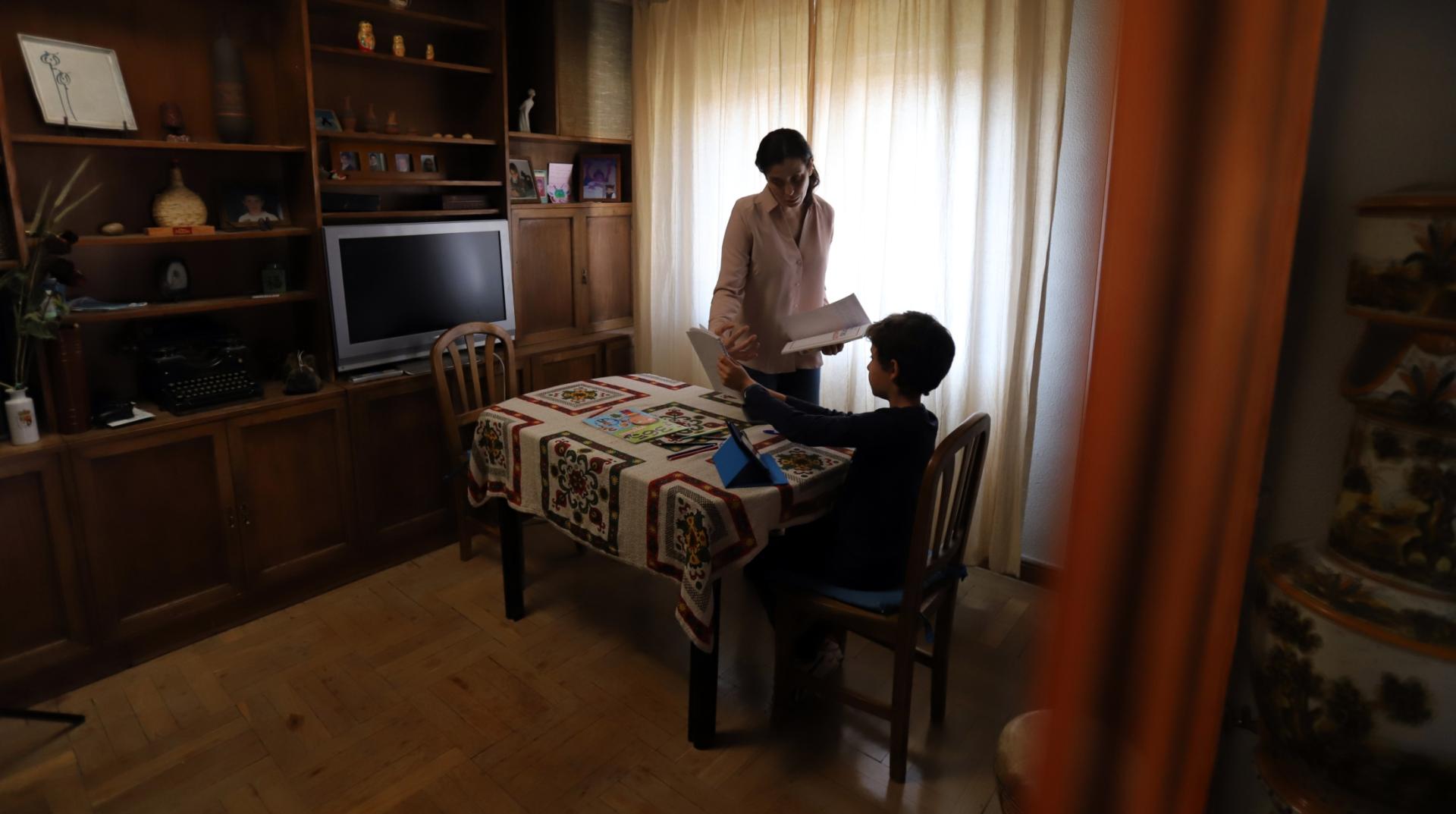 Madre hijo en salon-Hogar-Encuesta condiciones de Vida-Colectivos vulnerables-Seguridad alimentaria-Acción contra el Hambre