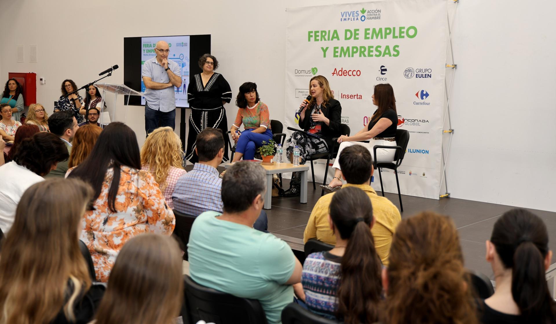 Asistentes-MesaDialogo-FeriaEmpleo-Sevilla-Andalucia-España