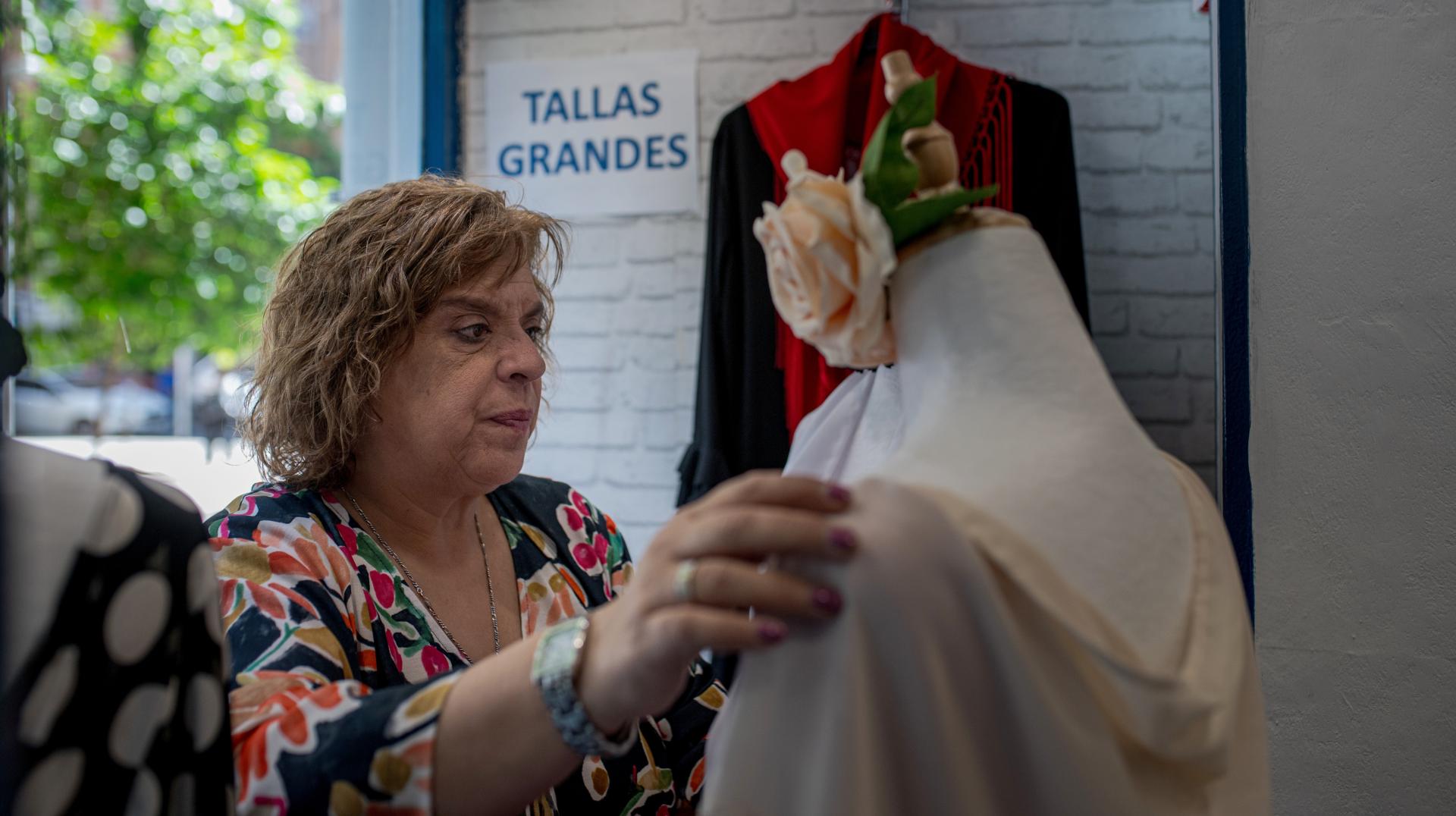 Mujer-Colocando-Maniqui-Proposito-Emprendedor-VivesEmprende-AccioncontraHambre-2025-España