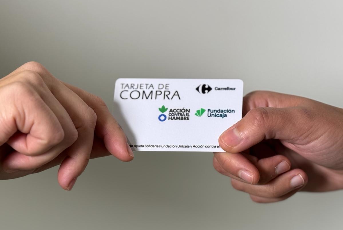 Dos manos intercambiando una Tarjeta Ayuda Solidaria Fundación Unicaja - Andalucía - Seguridad Alimentaria - Accion contra el Hambre